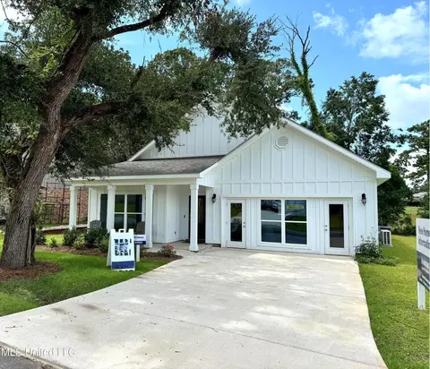87121 Highpoint Dr, Diamondhead, MS 39525