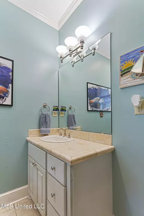 Bath - 4025 Oakridge Dr, Jackson, MS 39216 photo 4 of 6