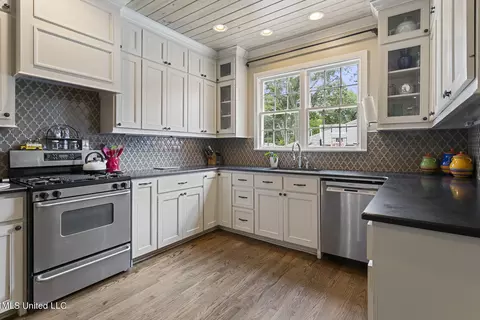 Kitchen - 4025 Oakridge Dr, Jackson, MS 39216 photo 3 of 5