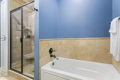 Bath - 4025 Oakridge Dr, Jackson, MS 39216 photo 3 of 6