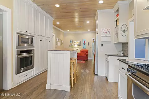 Kitchen - 4025 Oakridge Dr, Jackson, MS 39216 photo 4 of 5