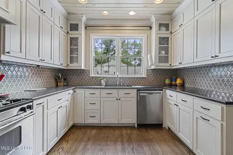 Kitchen - 4025 Oakridge Dr, Jackson, MS 39216 photo 1 of 5