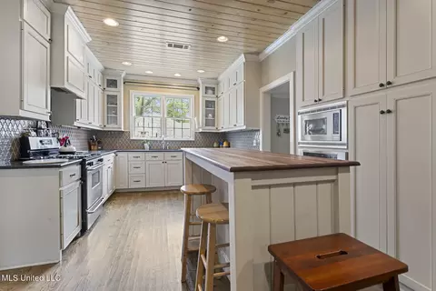 Kitchen - 4025 Oakridge Dr, Jackson, MS 39216 photo 2 of 5