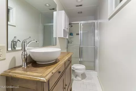 Bath - 4025 Oakridge Dr, Jackson, MS 39216 photo 6 of 6