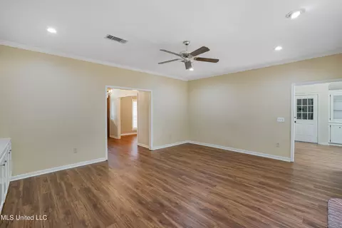 Living - 528 Lake Pointe Ln, Madison, MS 39110 photo 3 of 4