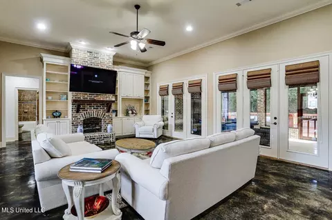 Living - 910 Poplar Dr, Brandon, MS 39042 photo 3 of 3