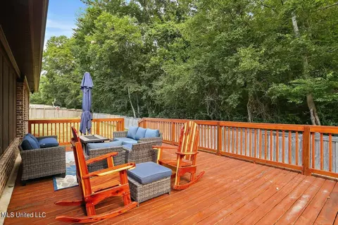 Exterior - 910 Poplar Dr, Brandon, MS 39042 photo 5 of 9