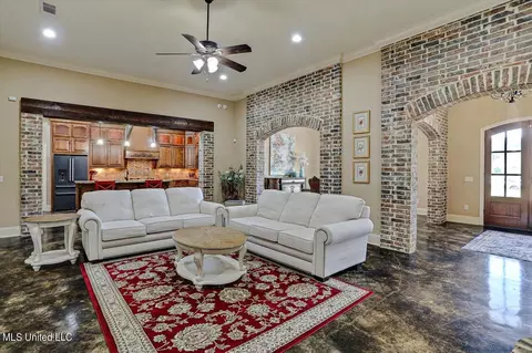Living - 910 Poplar Dr, Brandon, MS 39042 photo 2 of 3