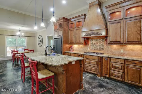 Kitchen - 910 Poplar Dr, Brandon, MS 39042 photo 1 of 3