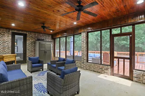 Exterior - 910 Poplar Dr, Brandon, MS 39042 photo 4 of 9