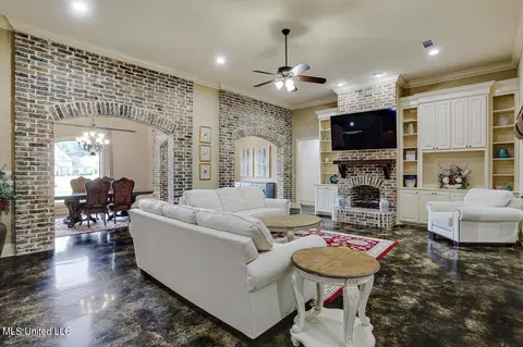 Living - 910 Poplar Dr, Brandon, MS 39042 photo 1 of 3