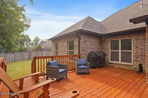 Exterior - 910 Poplar Dr, Brandon, MS 39042 photo 7 of 9