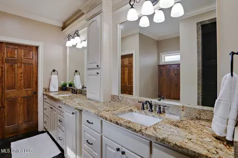 Bath - 910 Poplar Dr, Brandon, MS 39042 photo 1 of 4