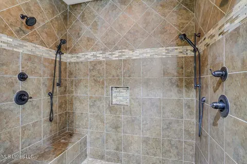 Bath - 910 Poplar Dr, Brandon, MS 39042 photo 2 of 4