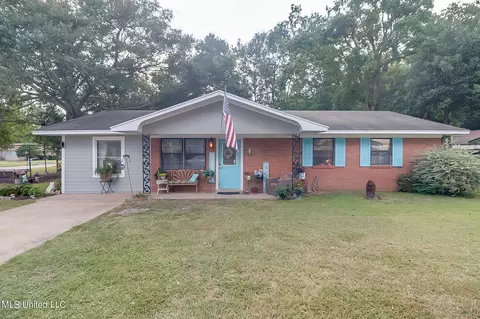 221 Walnut Dr, Ocean Springs, MS 39564