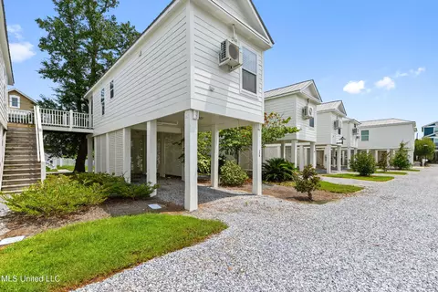 Exterior - 215 E 2nd St #37B, Pass Christian, MS 39571 photo 2 of 5