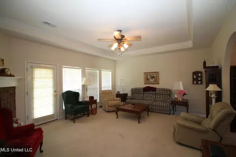 Living - 3630 Tanna Cv, Hernando, MS 38632 photo 2 of 2