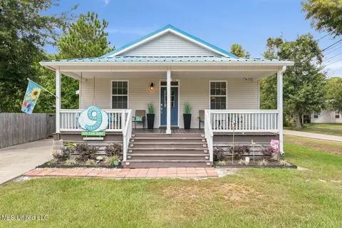 200 Gulfside St, Waveland, MS 39576