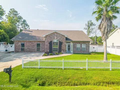 715 Hogan St, Waveland, MS 39576