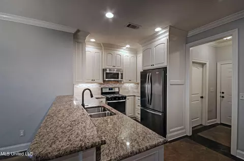 Kitchen - 315 Ridge Pointe Dr, Brandon, MS 39042 photo 2 of 2