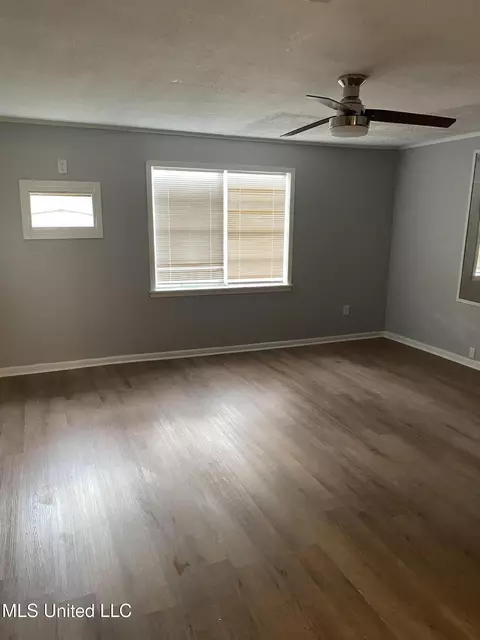 Living - 102 Brooklyn Dr, Natchez, MS 39120 photo 6 of 6