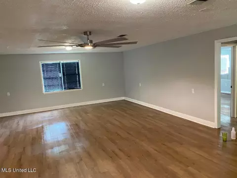 Living - 102 Brooklyn Dr, Natchez, MS 39120 photo 5 of 6