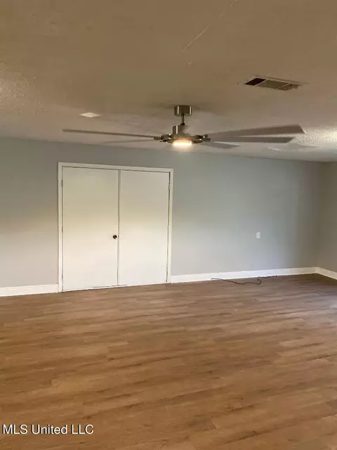 Living - 102 Brooklyn Dr, Natchez, MS 39120 photo 4 of 6