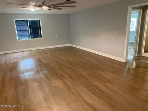 Living - 102 Brooklyn Dr, Natchez, MS 39120 photo 2 of 6