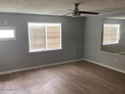 Living - 102 Brooklyn Dr, Natchez, MS 39120 photo 3 of 6