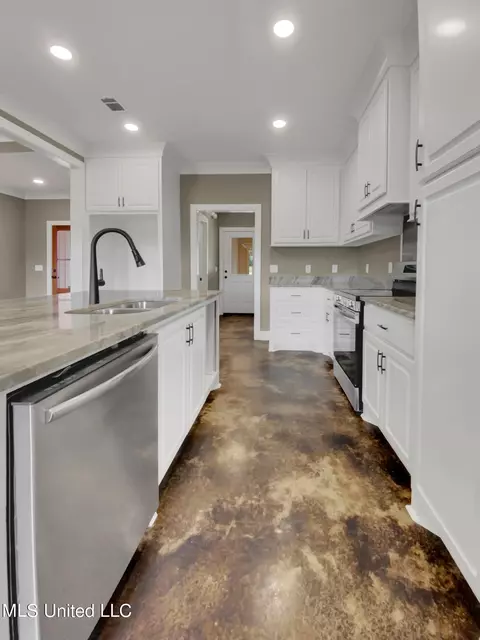Kitchen - 21 Marlee Savell Dr, Forest, MS 39074 photo 4 of 5