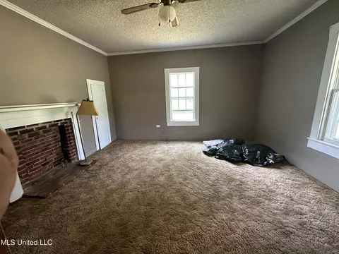 Living - 421 Post Office Rd, Coldwater, MS 38618 photo 2 of 2
