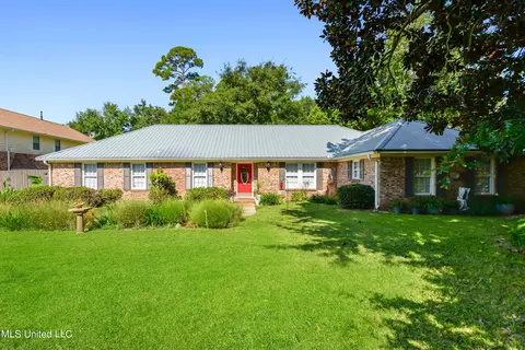 6217 Hermosa Dr, Ocean Springs, MS 39564
