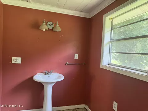 Bath - 1050 Beech St, Wesson, MS 39191 photo 2 of 2