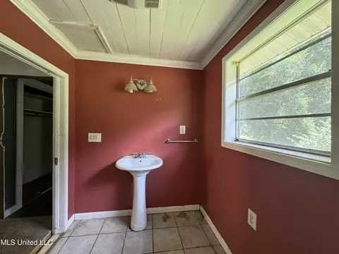 Bath - 1050 Beech St, Wesson, MS 39191 photo 1 of 2