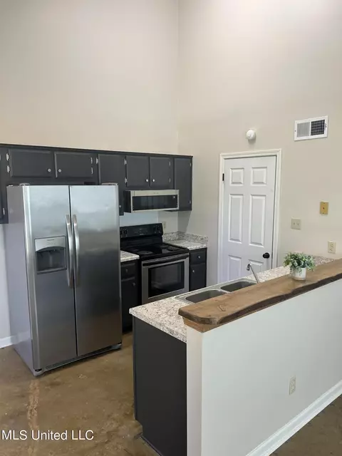 Kitchen - 1990 E Parkway St, Hernando, MS 38632 photo 2 of 3