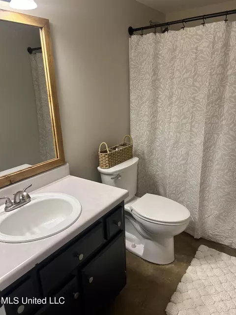 Bath - 1990 E Parkway St, Hernando, MS 38632 photo 2 of 2