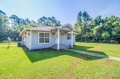 8042 Hancock Dr, Bay Saint Louis, MS 39520