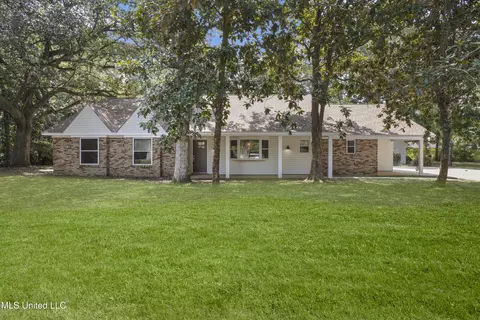3312 Magnolia Ln, Ocean Springs, MS 39564