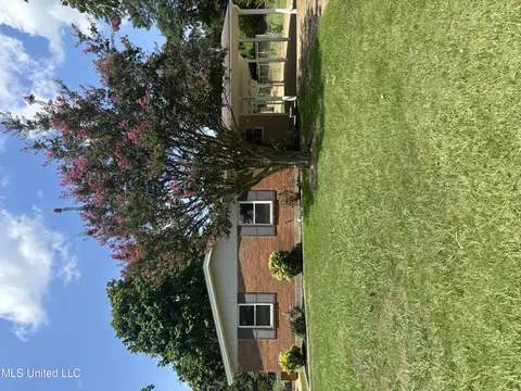 1940 Colonial Hills Dr, Southaven, MS 38671