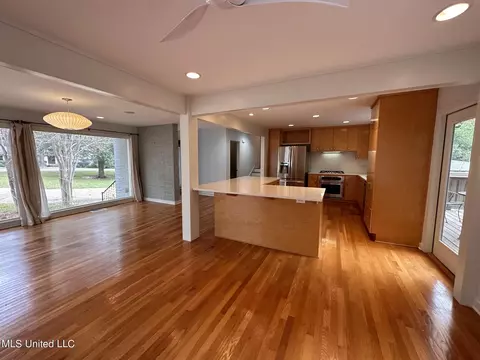Living - 2037 London Ave, Jackson, MS 39211 photo 2 of 2