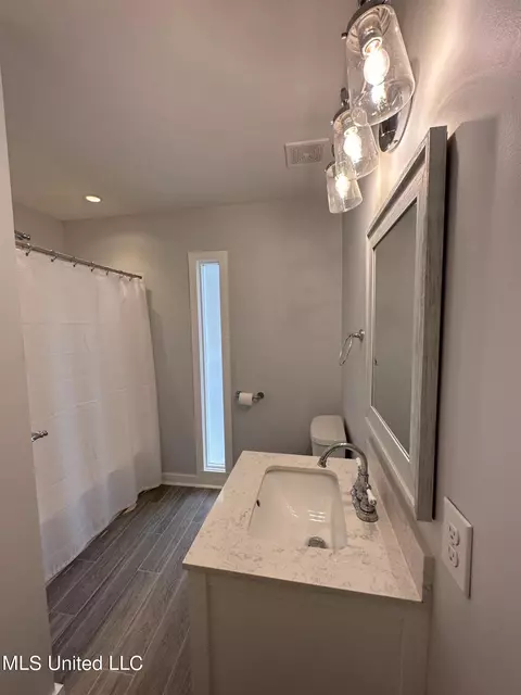 Bath - 2037 London Ave, Jackson, MS 39211 photo 2 of 4