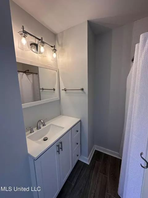Bath - 2037 London Ave, Jackson, MS 39211 photo 3 of 4