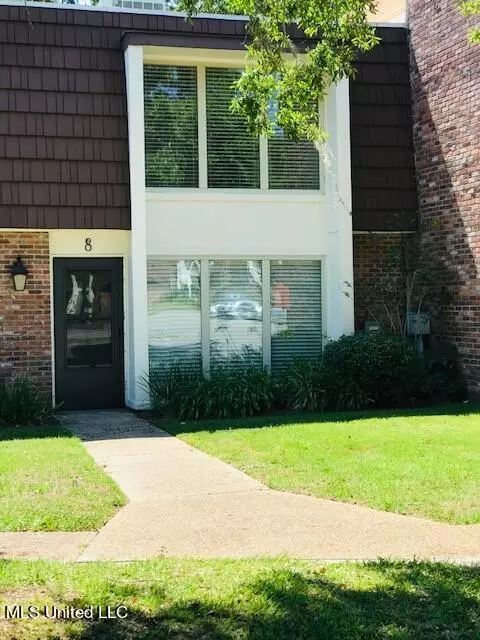 527 Front Beach Dr #8, Ocean Springs, MS 39564