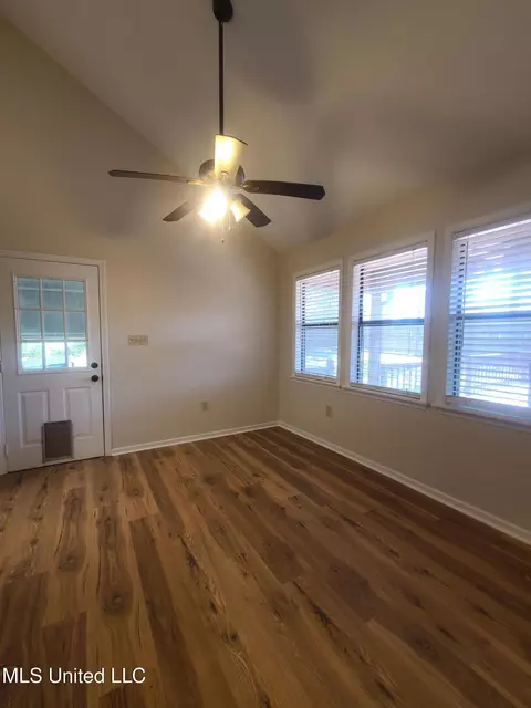 Living - 154 Aspen Dr, Madison, MS 39110 photo 2 of 3