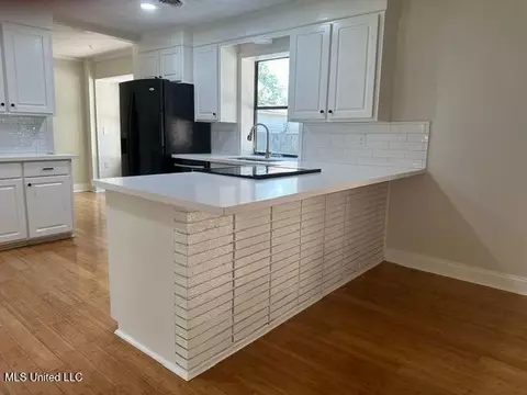 126 Colonial Cir, Jackson, MS 39211 photo 6