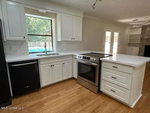126 Colonial Cir, Jackson, MS 39211 photo 4