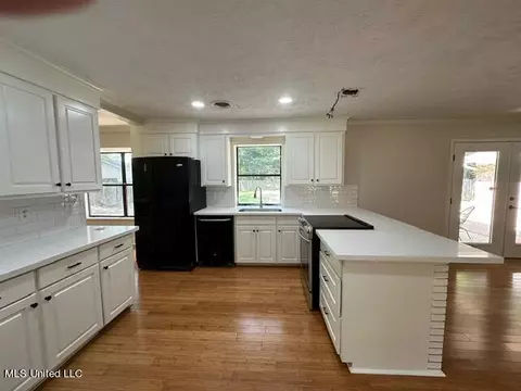 126 Colonial Cir, Jackson, MS 39211 photo 3