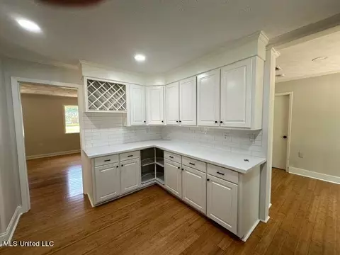 126 Colonial Cir, Jackson, MS 39211 photo 5