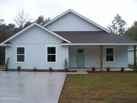 2607 N 12th St, Ocean Springs, MS 39564