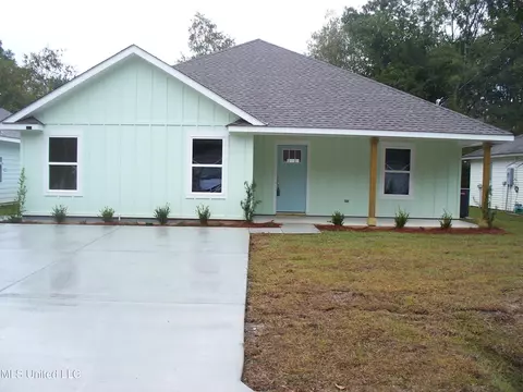 2613 N 12th St, Ocean Springs, MS 39564